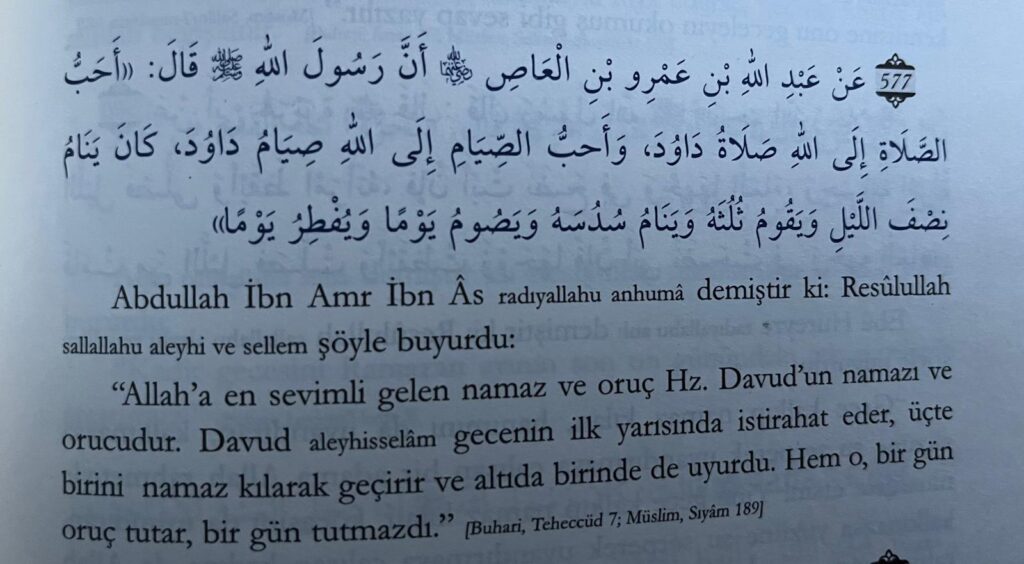 Hz. Davud A.S. gecenin ilk yarısında istirahat eder, üçte birisini namaz kılarak geçirir ve altıda birinde uyurdu. - Hadisler ve Matematik 1