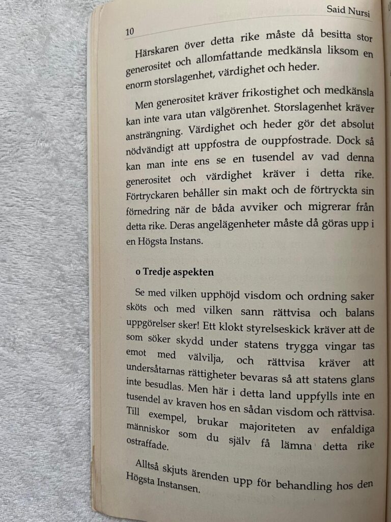 Ett klokt styrelseskick kräver att de som söker skydd under statens trygga vingar tas emot med välvilja, och rättvisa kräver att undersåtarnas rättigheter bevaras så att statens glans inte besudlas.