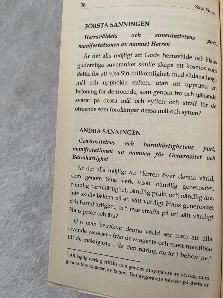 ANDRA SANNINGEN Generositetens och barmhärtighetens port, manifestationen av namnen för Generositet och Barmhärtighet